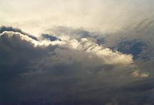 Filaments de nuages au premier plan
